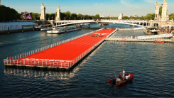 The floating race installed on Seine river